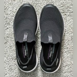 Women’s sketchers size 8